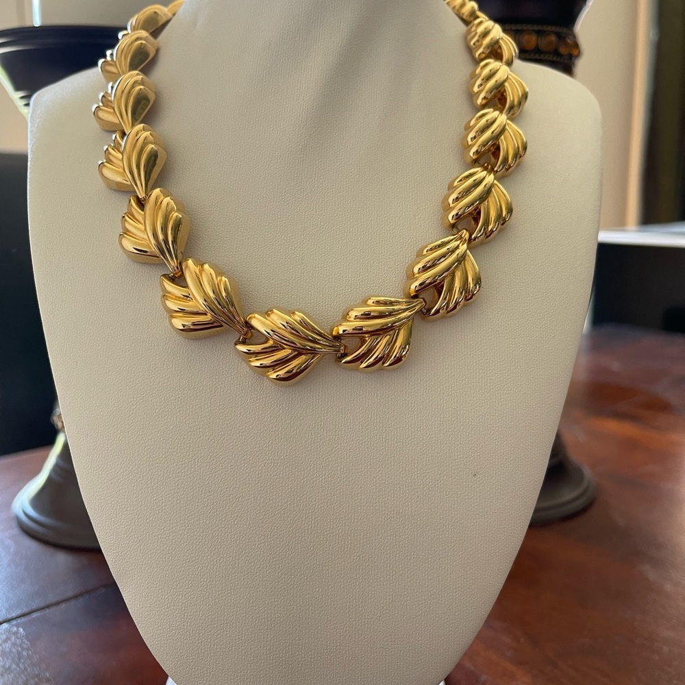 Vintage gold toned leaves chocker Light Excellent condition Unsigned